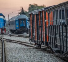 Zdjęcie ilustruje przejazdy koleją wąskotorową w Pleszewie - "zabytkowe" wagony