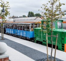 Zdjęcie ilustruje przejazdy koleją wąskotorową w Pleszewie - skład na stacji