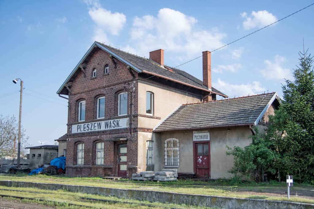 Zdjęcie przedstawia dworzec Pleszew Wąskotorowy w Kowalewie