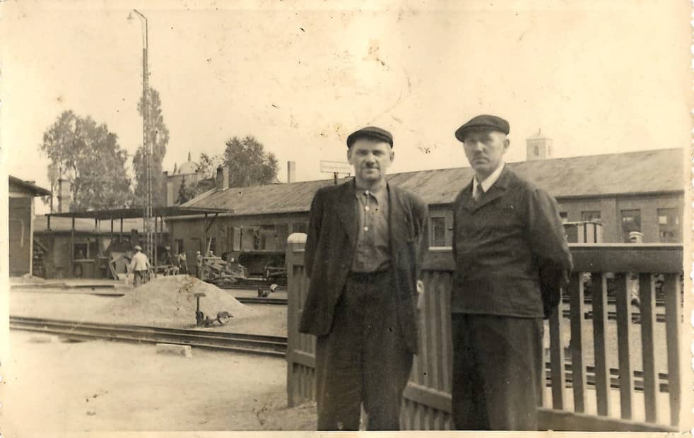 Zakład naprawy taboru kolejowego PKP - od prawej Antoni Ławniczak początek lat 50
