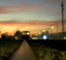 Zdjęcie ilustruje przejazdy koleją wąskotorową w Pleszewie - wagon spalinowy