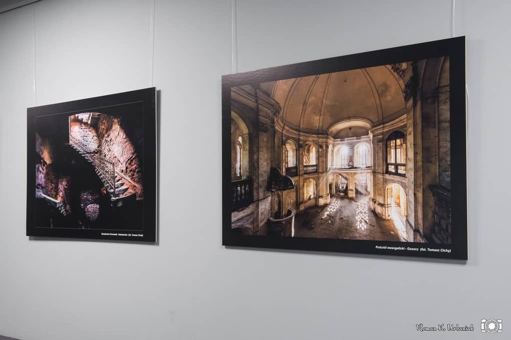 Zdjęcie przedstawia autorskie prace Tomasza Cichego wiszące na ścianach podczas wystawy