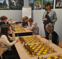 zdjęcie przedstawia zajęcia szachowe