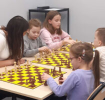 zdjęcie przedstawia zajęcia szachowe