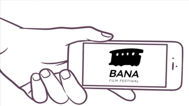 Grafika przedstawia stylizowany logotyp konkursu TeleBana z użyciem oryginalnego logotypu festiwalu filmowego Bana. Znak graficzny to wagonik kolejowy stylizowany na kliszę filmową z podpisem "Bana Film Festiwal" umieszczony na ekranie narysowanego telefonu komórkowego trzymanego w dłoni ludzkiej (równiez narysowanej).