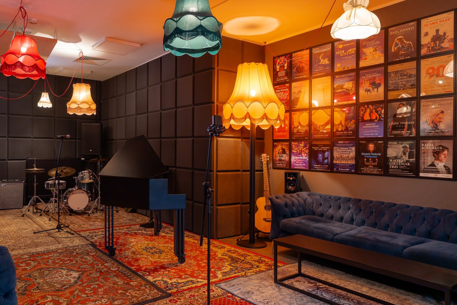 Studio nagrań z instrumentami i kolorowymi lampami.