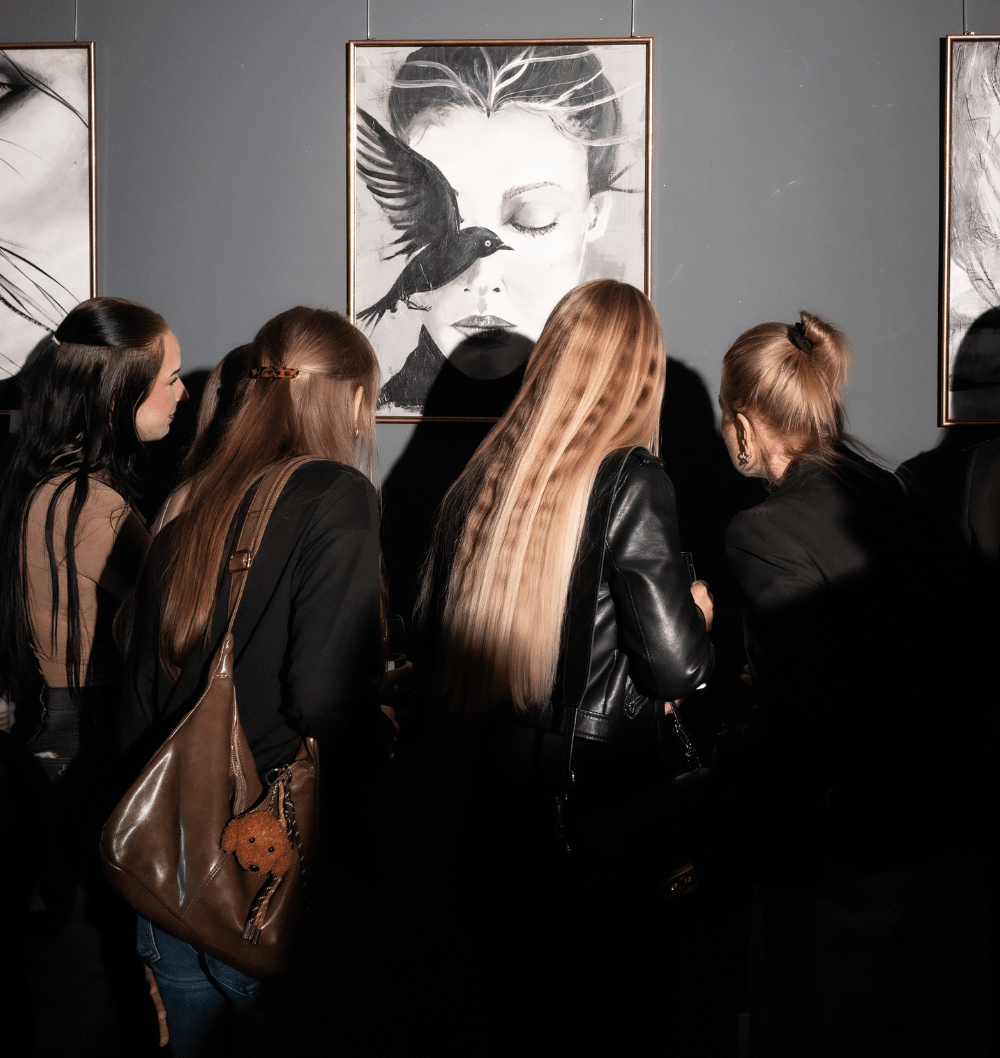 Goście oglądający prace na wernisażu w Galerii Zajezdnia